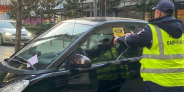 Shoferët e Papërgjegjshëm zënë trotuaret, pedanat e karrocave dhe vijat e bardha. Policia Bashkiake Tiranë aksionin me bllokues, Apel shoferëve: Respektoni rregullat!