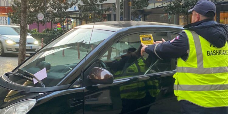 Shoferët e Papërgjegjshëm zënë trotuaret, pedanat e karrocave dhe vijat e bardha. Policia Bashkiake Tiranë aksionin me bllokues, Apel shoferëve: Respektoni rregullat!
