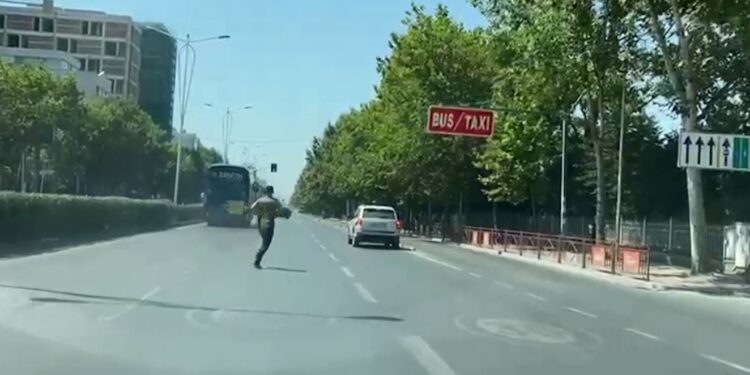 KUJDES! Kur kalon rrugën, respekto rregullat. Rrugorja nis gjobitjen e këmbësorëve. Pamjet