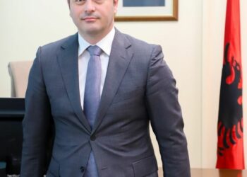 Pas Rrogës ish zv.Kryeministri Ahmetaj humb edhe mandatin e deputetit. Drejt Aulës Juristi Ndreca