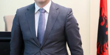 Pas Rrogës ish zv.Kryeministri Ahmetaj humb edhe mandatin e deputetit. Drejt Aulës Juristi Ndreca