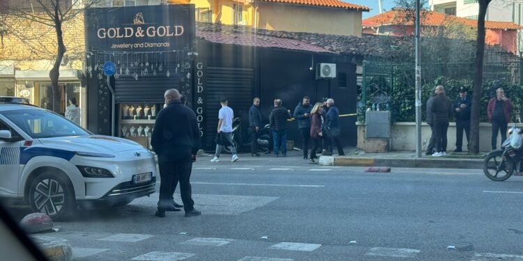 Maskat grabisin argjendarinë te “Rruga e Dibrës”, marrin bizhuteri me vlerë