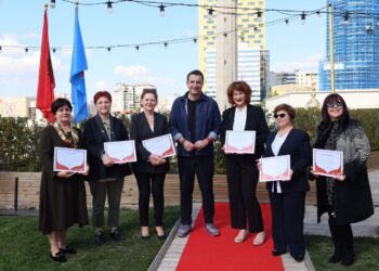 8 Marsi, Veliaj nderon me çertifikata mirënjohjeje punonjëset në prag pensioni