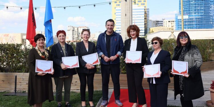 8 Marsi, Veliaj nderon me çertifikata mirënjohjeje punonjëset në prag pensioni