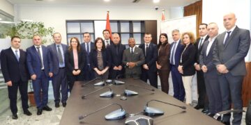 120 min e Ndihmës Sekretarit Robinson në SPAK: SHBA krah jush / Mesazhi i koduar i fotove me “malin” e dosjeve dhe takimi me Dumanin