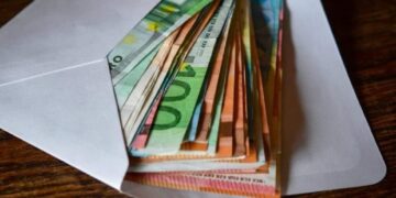 Shifër rekord/ Emigrantët dërguan 930 milionë Euro në Shqipëri në vitin 2023