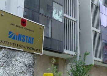 Rrogat e shtetit tejkalojnë ato të privatit