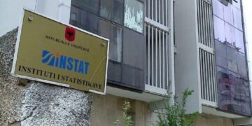 Rrogat e shtetit tejkalojnë ato të privatit