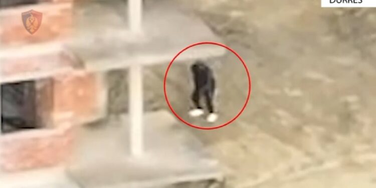 U shisnin armë grupeve kriminale, policia ndjek me dron autorët. Zbulohet bazë armatimi edhe në Durrës