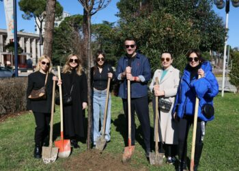 Gratë sipërmarrëse të Tiranës mbjellin pemë për 8 Mars