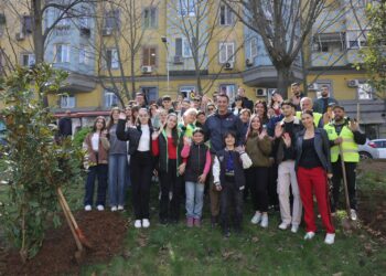 Nxënësit e shkollës “Besnik Sykja” mbjellin pemë buzë Lanës