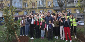 Nxënësit e shkollës “Besnik Sykja” mbjellin pemë buzë Lanës