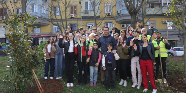 Nxënësit e shkollës “Besnik Sykja” mbjellin pemë buzë Lanës