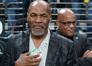 Mike Tyson rikthehet në ring