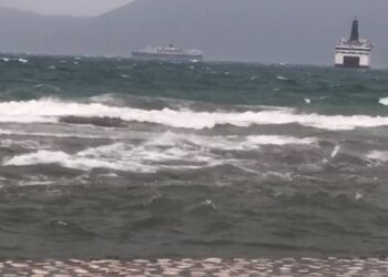 Dallgët në det deri në 4 metra, ndalohet lundrimi i mjeteve të vogla dhe anijeve të peshkimit