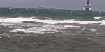 Dallgët në det deri në 4 metra, ndalohet lundrimi i mjeteve të vogla dhe anijeve të peshkimit