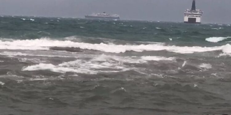 Dallgët në det deri në 4 metra, ndalohet lundrimi i mjeteve të vogla dhe anijeve të peshkimit