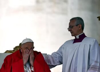 Shfaqet i lodhur, Papa Françesku nuk përfundon fjalën e tij në meshën e së dielës