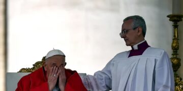 Shfaqet i lodhur, Papa Françesku nuk përfundon fjalën e tij në meshën e së dielës