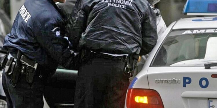 Arrestohen policët grekë e shqiptarë, transportonin drogë me makinën e policisë