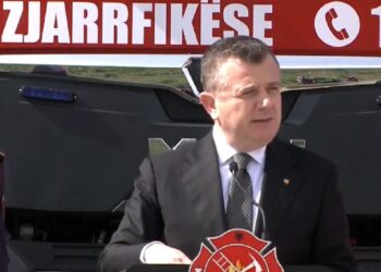 Ministri Balla mesazh kryetarëve të bashkive: Mos bëni qoka me vendin e punës së zjarrfikësve