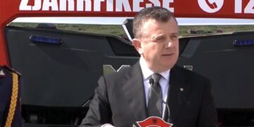 Ministri Balla mesazh kryetarëve të bashkive: Mos bëni qoka me vendin e punës së zjarrfikësve