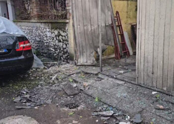 62-vjeçares i vendosin tritol te dera e shtëpisë