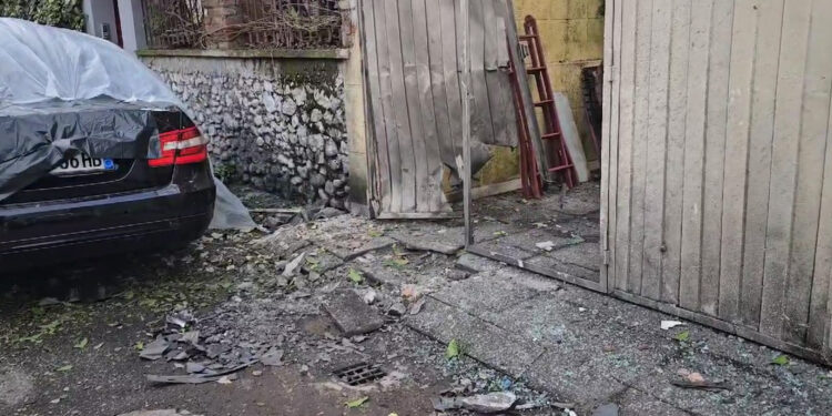 62-vjeçares i vendosin tritol te dera e shtëpisë