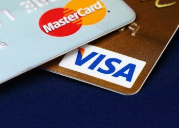 Visa dhe Mastercard vendosin duopol të plotë mbi tregun e kartave bankare në Shqipëri