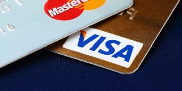 Visa dhe Mastercard vendosin duopol të plotë mbi tregun e kartave bankare në Shqipëri