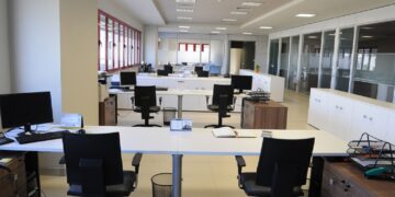 Vetëm 11% e të punësuarve me sigurime kanë pagë mbi 120 mijë lekë/muaj