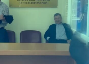 Vangjush Dako pasi la qelinë, rikthehet në GJKKO i shoqëruar nga Policia. Seanca e parë / Pamjet