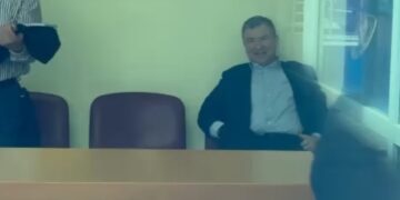 Vangjush Dako pasi la qelinë, rikthehet në GJKKO i shoqëruar nga Policia. Seanca e parë / Pamjet