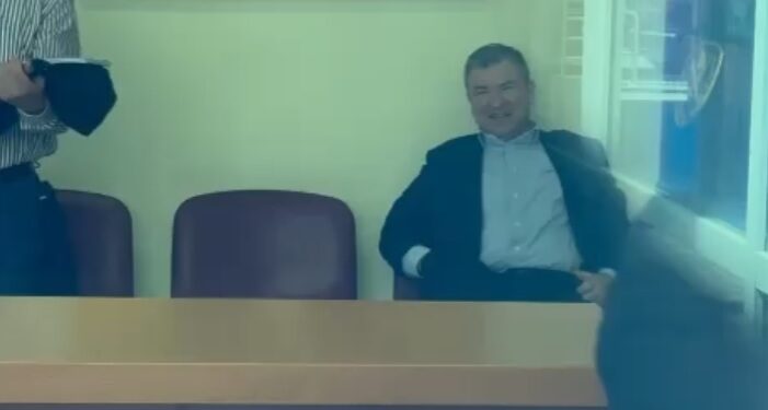 Vangjush Dako pasi la qelinë, rikthehet në GJKKO i shoqëruar nga Policia. Seanca e parë / Pamjet