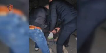 Trafikonte armë nga Maqedonia në Shqipëri, arrestohet 33-vjecari