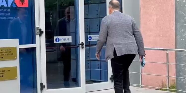 Ilir Beqaj rikthehet në SPAK, me hard disk me vete kërkon fashikullin hetimor