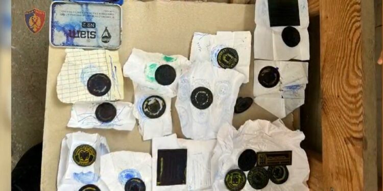 Zbulohet baza e falsifikimit të vulave dhe dokumenteve