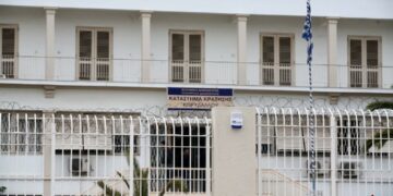 Abuzoi seksualisht me vajzën e partneres, shqiptari vdes në burgun grek