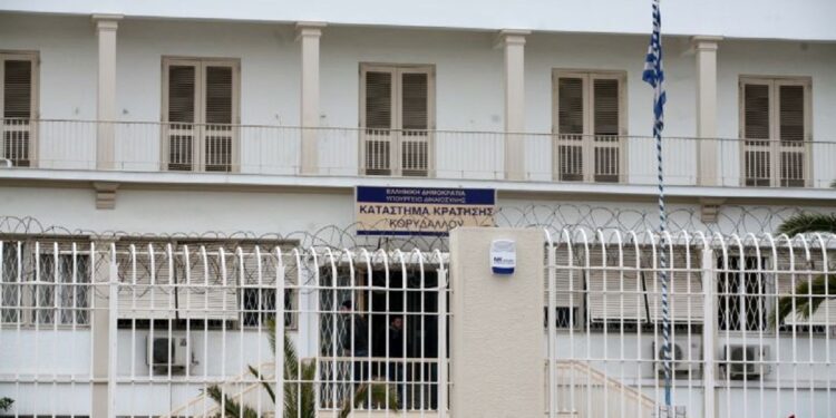 Abuzoi seksualisht me vajzën e partneres, shqiptari vdes në burgun grek