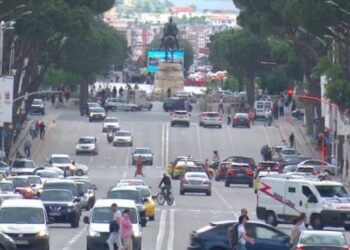 “Mbretërimit” të Benzit në rrugët e Shqipërisë po i vjen fundi