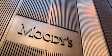 Moody’s ndryshon perspektivën financiare të Shqipërisë, e konsideron pozitive. Borxhi publik do të ulet