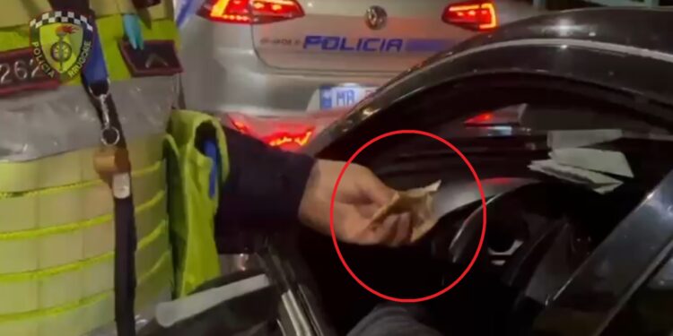 I dhanë lekë policit, e pësojnë keq dy shoferët në Tiranë (Video)