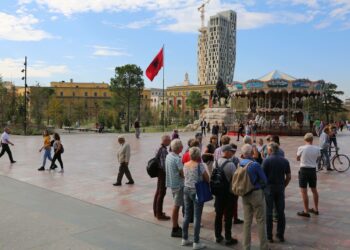 Turistët vërshojnë në Shqipëri, 1.7 milionë vizitorë në 3 muajt e parë