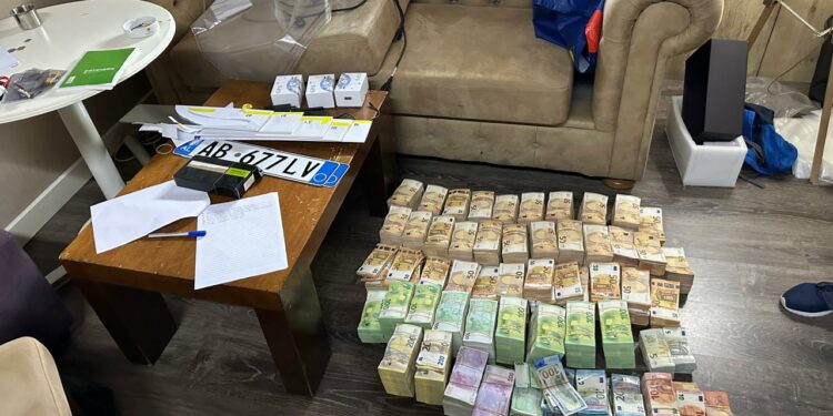SPAK godet 7 grupe kriminale, 20 të arrestuar e 30 në kërkim. Sekuestrohen tufa me miliona Euro