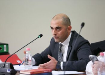 Dhunohet avokati i Sali Berishës, goditet me levë