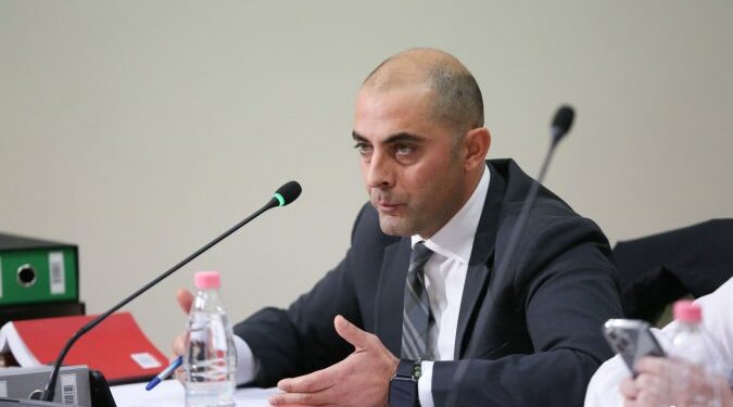 Dhunohet avokati i Sali Berishës, goditet me levë