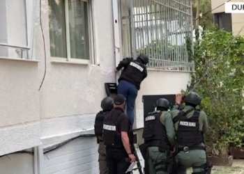 Terrorizohet Durrësi, 40-vjeçari mbyll fëmijët në banesë dhe qëllon me kallashnikov, ndërhyn RENEA (Pamjet)