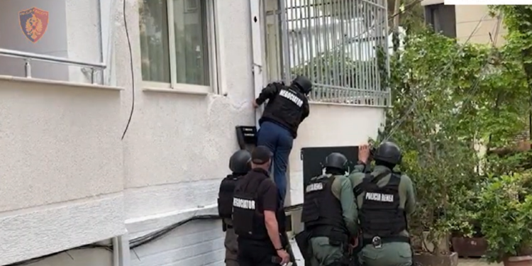 Terrorizohet Durrësi, 40-vjeçari mbyll fëmijët në banesë dhe qëllon me kallashnikov, ndërhyn RENEA (Pamjet)