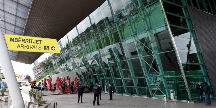 Shqipëria, vendi me rritjen më të lartë në botë për pasagjerët nga ajri