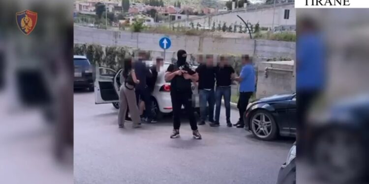 Trafik armësh me autobus nga Kosova në Tiranë, pamjet e aksionit të policisë